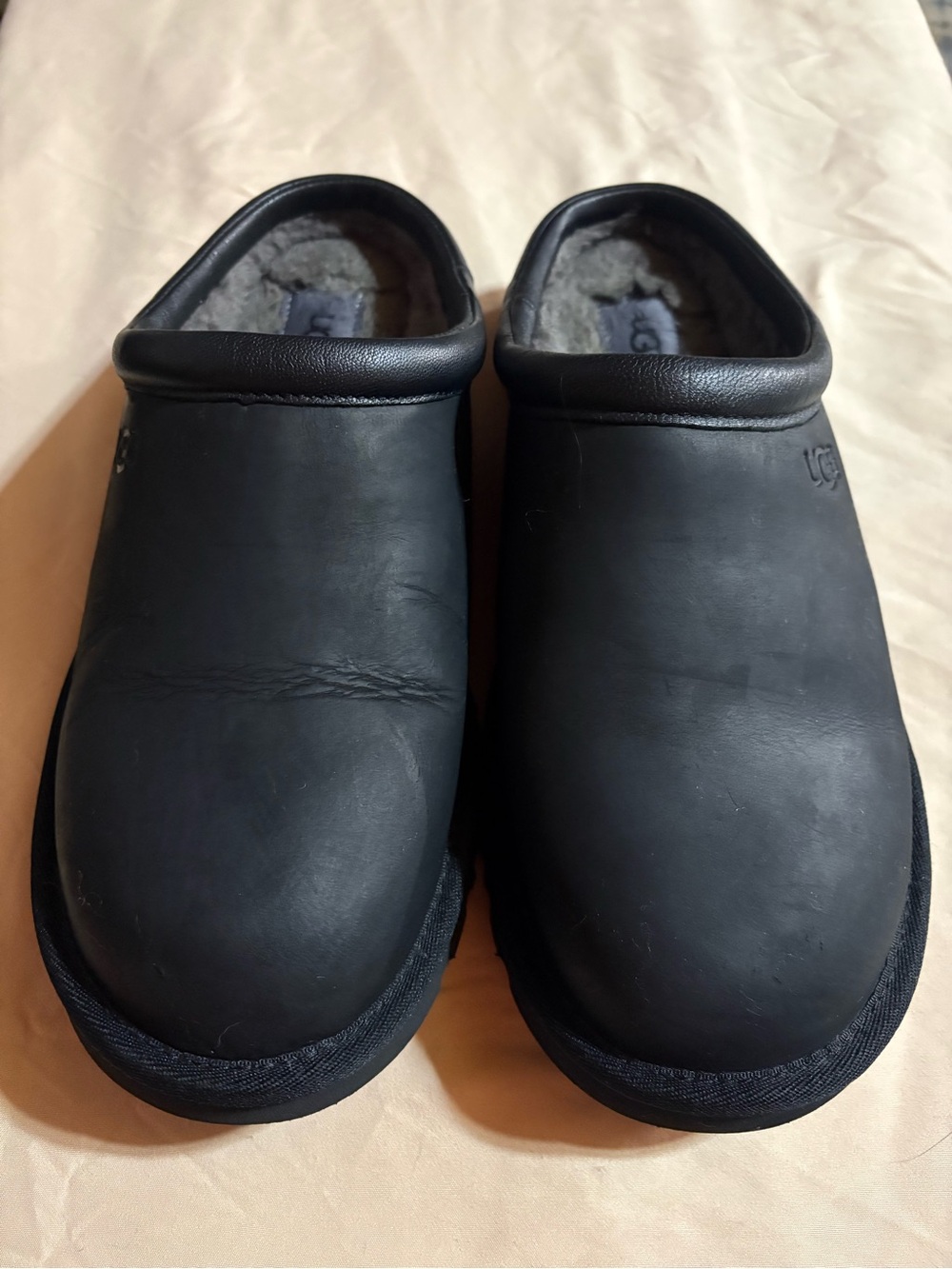 UGG Men’s Black Leather Shearling Clog Slip-Ons. Size 8